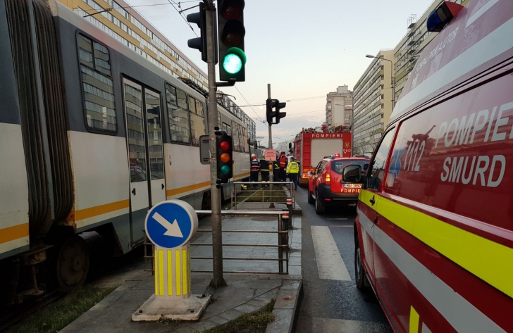 O bătrână a fost lovită de tramvai, în Bucureşti. Femeia a murit