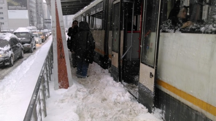 Tramvai deraiat, în Capitală, din cauza ninsorii. Altul, blocat în zăpadă, după ce macazul a îngheţat / Foto: Arhivă