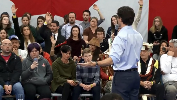 Justin Trudeau, ieşire nervoasă faţă de două manifestante: "Ieşiţi afară"