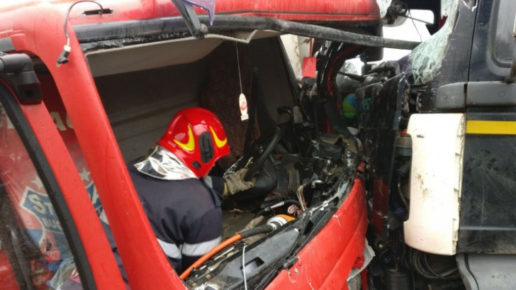 Accident rutier grav în județul Tulcea: două autotrenuri s-au ciocnit agresiv
