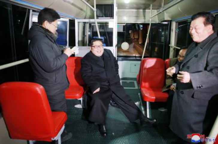 În plină criză nucleară, Kim Jong-un apare așa cum nu a mai fost văzut niciodată