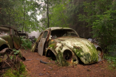 Au găsit un cimitir de maşini cu modele din anii '30 şi '40. Povestea din spatele lor e horror