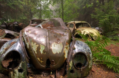 Au găsit un cimitir de maşini cu modele din anii '30 şi '40. Povestea din spatele lor e horror