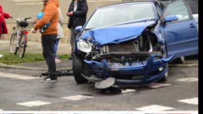 Accident violent între două autoturisme în Arad. Într-una dintre mașini se afla un copil de un an