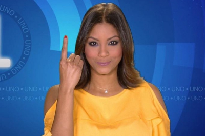 Jurnalista forțată să &icirc;și facă cruce &icirc;n direct