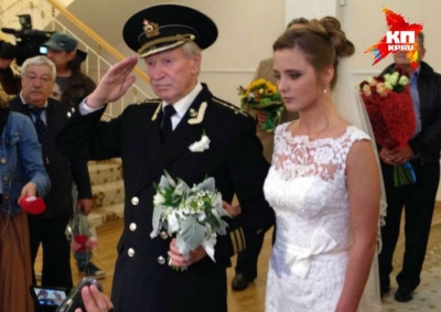 El jubilează, ea e tăcută. Secretul nunții șocante în care mireasa e mai tânără cu 60 de ani