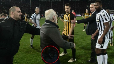 PAOK Salonic - AEK Atena // Patronul grec care a intrat pe teren cu pistolul a fost dat în urmărire