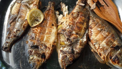 Cum să prepari peşte la grătar fără să se lipească Trucul pe care trebuie să-l ştii