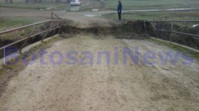Singurul pod dintr-o localitate din Botoșani, cale de acces către comunitate, a cedat 