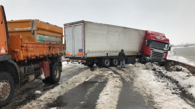 DN 3, drumul care leagă Constanţa de Bucureşti, blocat de un TIR derapat