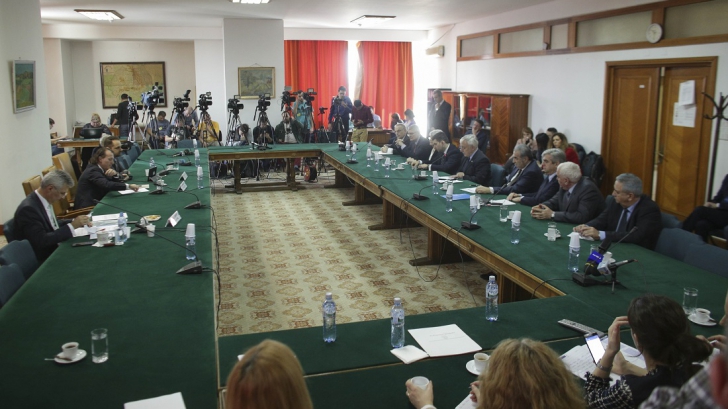 Doar senatorii Opoziției au fost prezenți la întâlnirea cu guvernatorul BNR