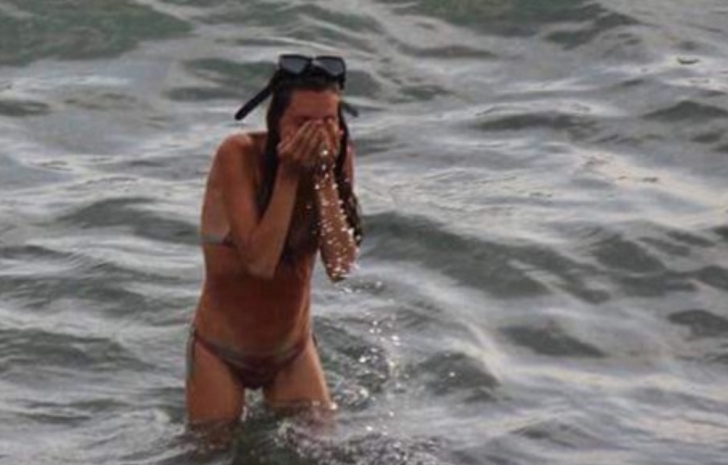 Incredibil! O rusoaică gravidă a intrat în mare să înoate, când a ieşit, născuse! Totul, filmat
