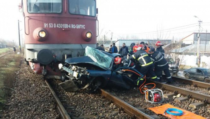 Mașină spulberată de tren la Brăila. Două persoane au murit pe loc. Traficul feroviar a fost reluat
