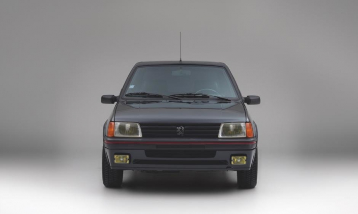 Peugeot 205, din 1990, blindat pe străzi. De ce? Un mare star se ascunde în el. Merge incognito