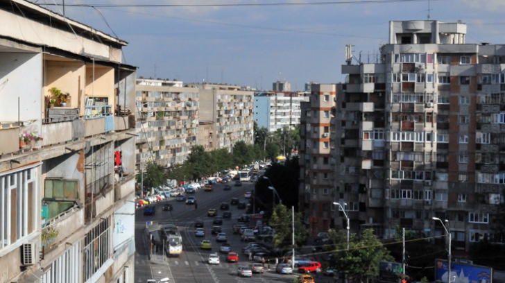 Moarte misterioasă în București. O fată de 18 ani a căzut de la etajul 6 al unui bloc