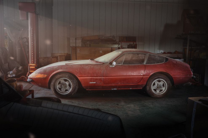 Au găsit un Ferrari Daytona unicat, prăfuit, uitat în hambar. S-au uitat în bord, ŞOC. E o avere