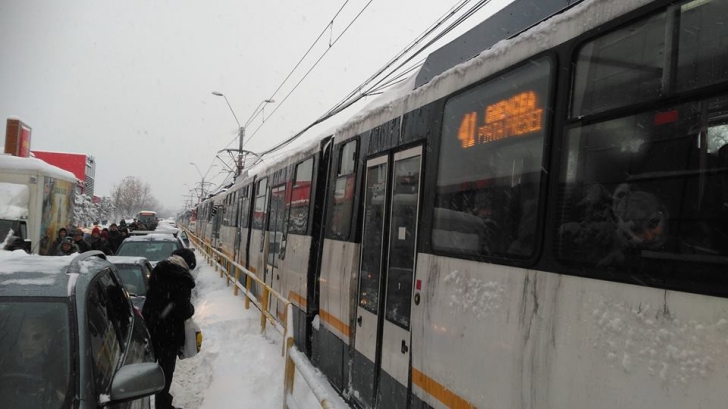 Tramvaie blocate în Bucureşti, din cauza depunerii de gheaţă pe reţeaua de contact