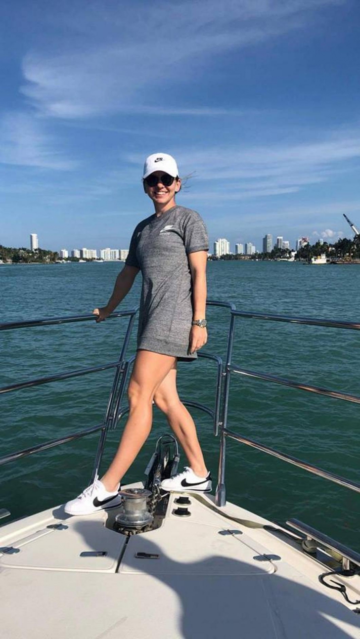 Simona Halep. Nr.1 WTA s-a relaxat la Miami. Simona Halep şi Irina Begu, îmbrăcate sumar, la mare