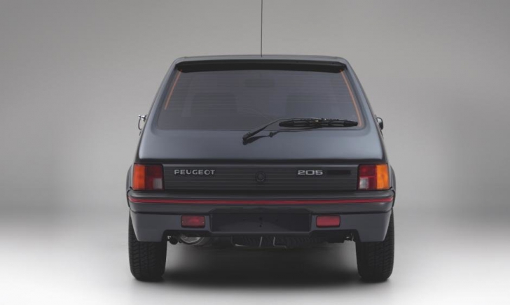 Peugeot 205, din 1990, blindat pe străzi. De ce? Un mare star se ascunde în el. Merge incognito