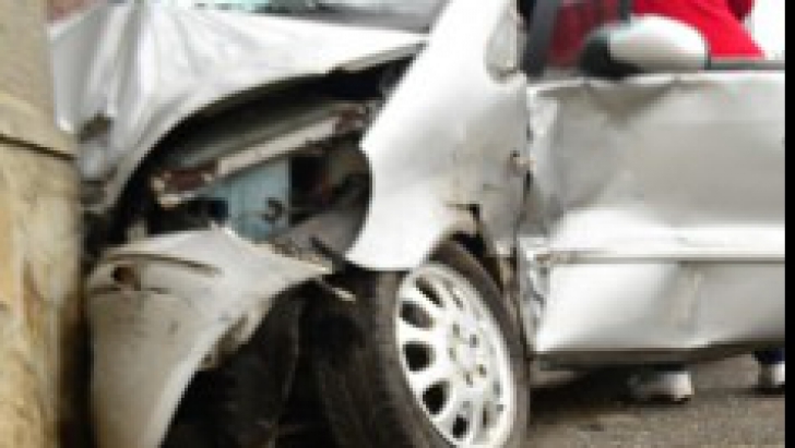 Accident violent între două autoturisme în Arad. Într-una dintre mașini se afla un copil de un an