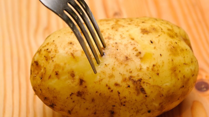 O întreagă familie a murit din cauza unor cartofi. Ce să nu faci niciodată cu această legumă