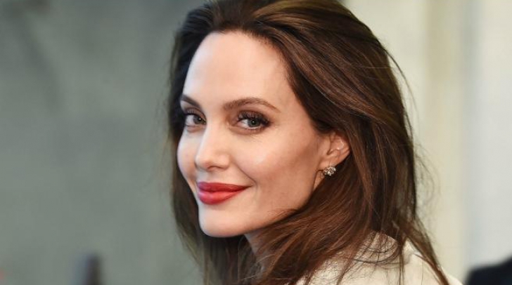 Angelina Jolie se pregătește de nuntă. Cine e misteriosul din viața ei