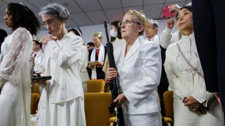 Imagini suprarealiste în SUA. Binecuvîntări în biserică pentru mirese și armele lor de asalt AR-15