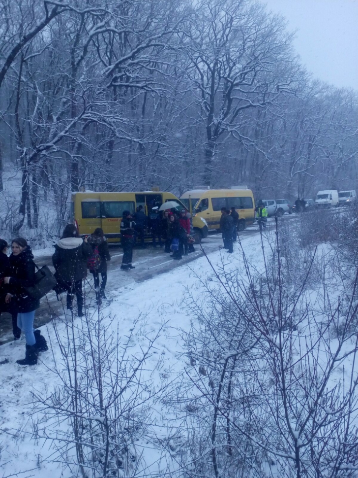 31 de copii, într-un autocar derapat în municipiul Reghin