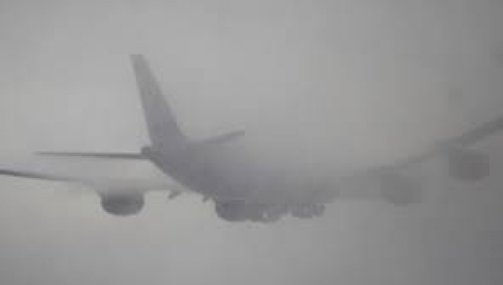 Un avion care trebuia să aterizeze la Bacău, redirecţionat din cauza ceţii