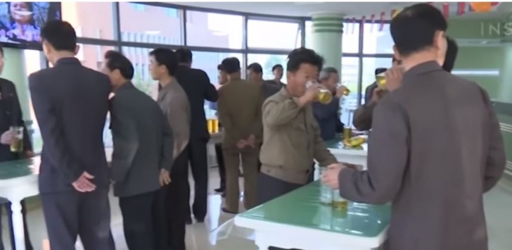 Așa arată un bar din Coreea de Nord. Nu există scaune. Ce beau clienții