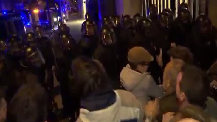 Nou val de violenţe la Barcelona. Mii de oameni, în stradă - 27 au fost răniţi