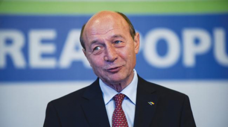 Băsescu, despre pensiile speciale: "Sunt furt! Strângeau porumb şi şi-a dat seama că le trebuie"