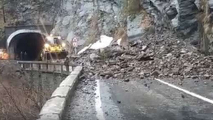 Imagini uluitoare de pe Transfăgărăşan. O stâncă uriaşă s-a prăbuşit(VIDEO)
