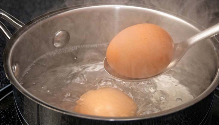 Cum să fierbi ouăle ca să nu se spargă în oală
