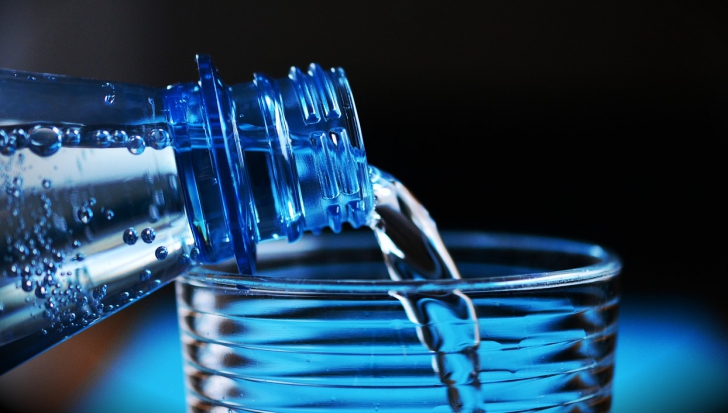 Cele două situații în care trebuie să eviți consumul de apă