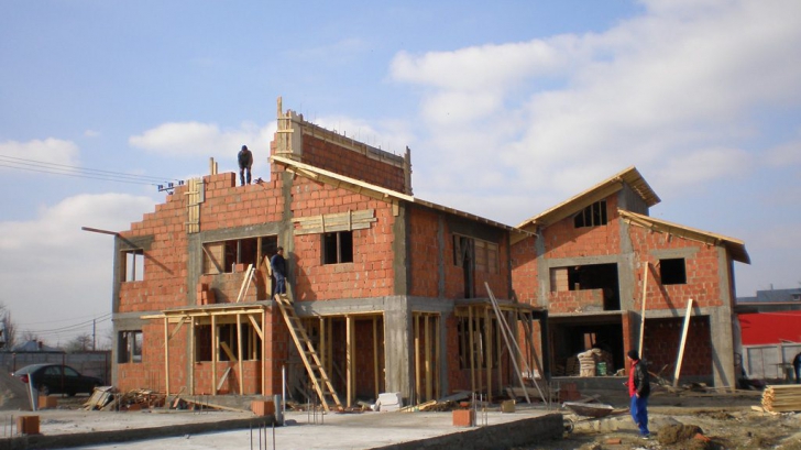 Piaţa imobiliară e pe val, românii construiesc tot mai mult  