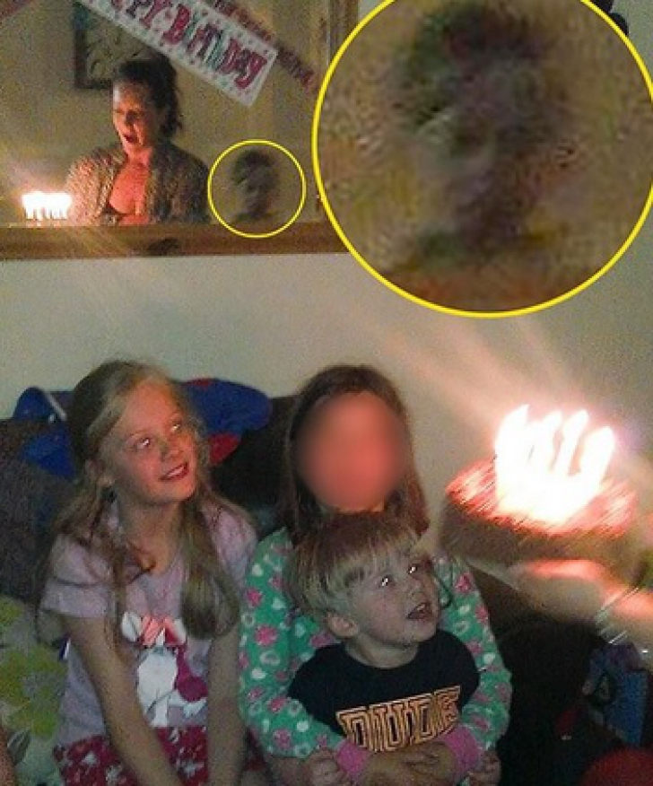 A făcut o poză la aniversarea copilului. După 3 ani, descoperă ceva înfiorător! S-a albit la faţă