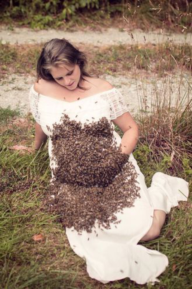 20.000 de albine s-au așezat pe burta acestei femei însărcinate. Ce a urmat este de nedescris