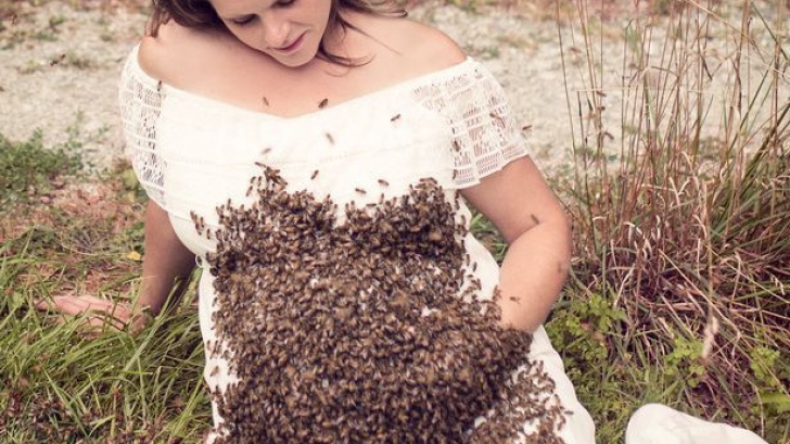 20.000 de albine s-au așezat pe burta acestei femei însărcinate. Ce a urmat este de nedescris