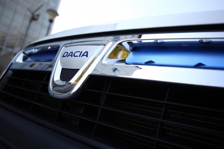 Dacia. Dacia Duster. Dacia Duster Grand Hamster. Aşa arată un Duster hibrid. Are motorul în spate
