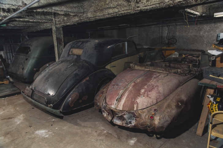Descoperire impresionantă într-o parcare subterană din New York. Mașini rare pline de rugină 
