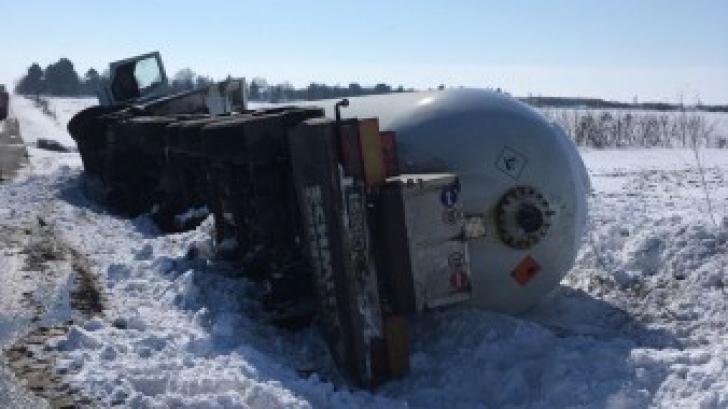 Accident pe DN5: o cisternă încărcată cu butan s-a răsturnat