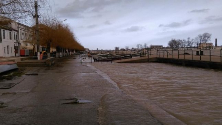 Dunărea a inundat faleza din Sulina. Cod portocaliu de inundaţii