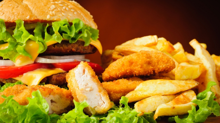 Mâncarea de la fast-food ne apără de cancer? Ce au descoperit cercetătorii