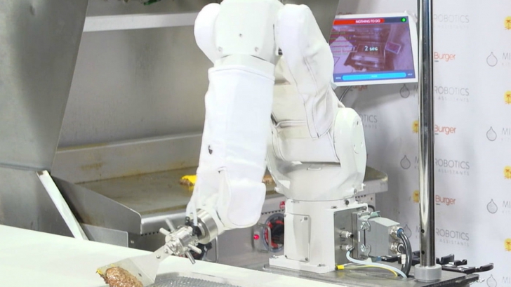 Robotul Masterchef pregătește burgeri în restaurante. Cum arată în acțiune