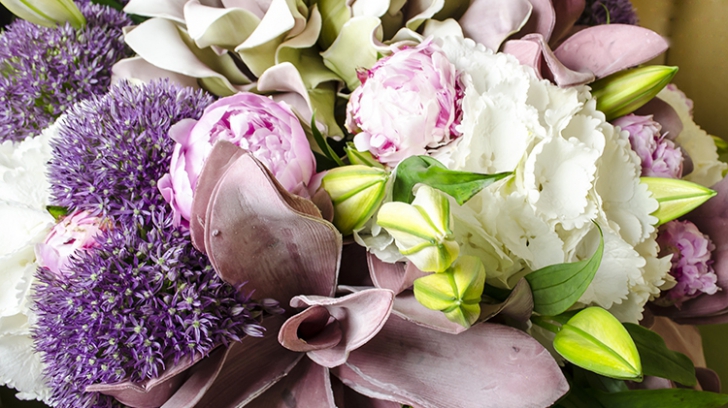 De ce dăruim flori de 8 martie - semnificaţia buchetelor de care se bucură fiecare femeie 