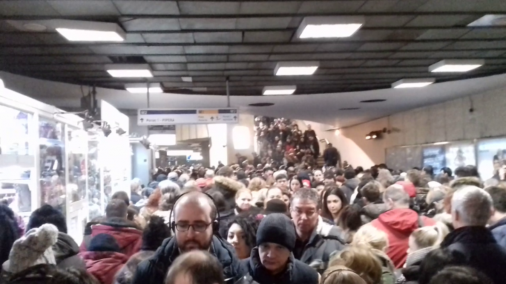 UPDATE Haos la metrou. Mii de călători s-au călcat pe picioare. Reacția Metrorex