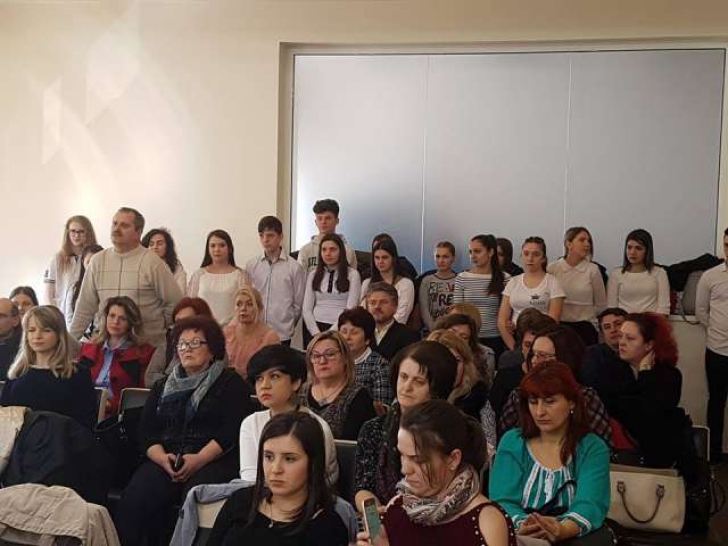 "Cântarea României" revine. Elevi puşi să aplaude politicienii. În sală era prezent şi Liviu Pop