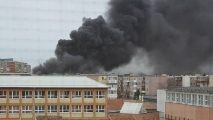Imagini de coşmar la Arad: incendiu de proporţii, coloană uriaşă de fum în aer (VIDEO) 