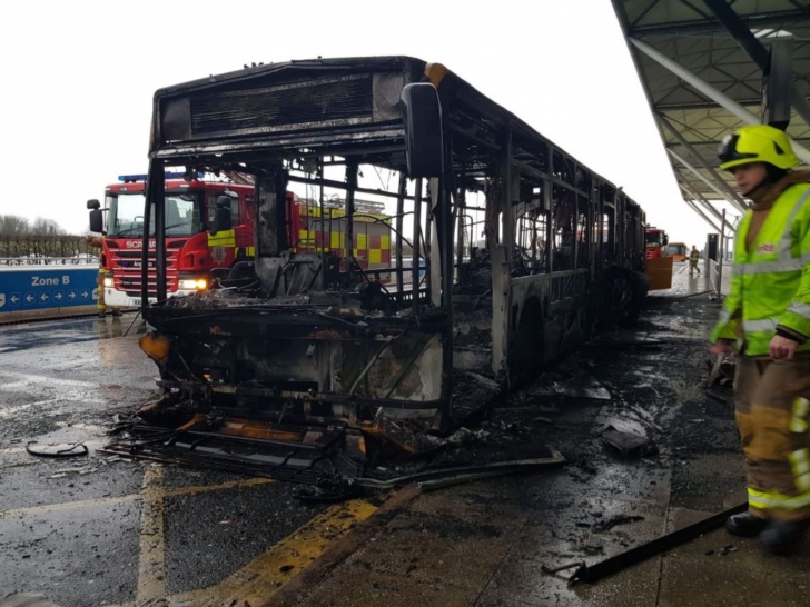 Momente teribile pe aeroport: Un autobuz plin cu pasageri a luat foc. FOTO+VIDEO